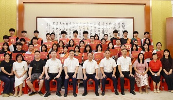 暖心護(hù)航夢想，共赴青春新程 ▏廣東霸王花集團(tuán)舉行2025年員工子女高考獎(jiǎng)學(xué)金發(fā)放儀式